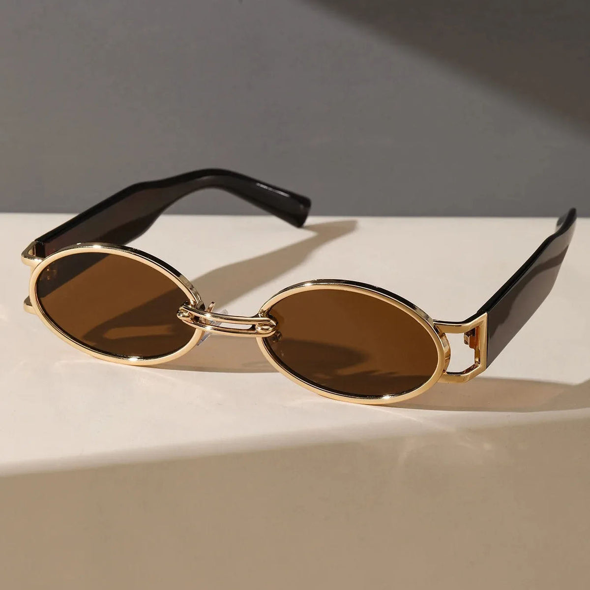 Gema - Gafas de Sol Ovaladas con Puente Dorado