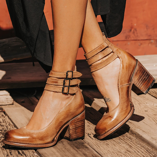 Laura - Tacones de Piel Sienna con Triple Hebilla
