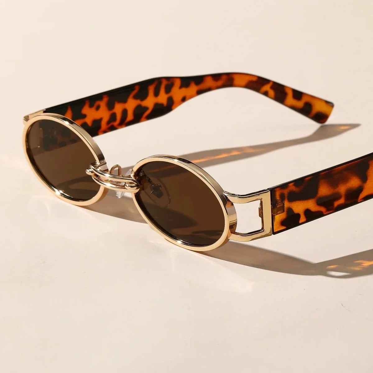 Gema - Gafas de Sol Ovaladas con Puente Dorado