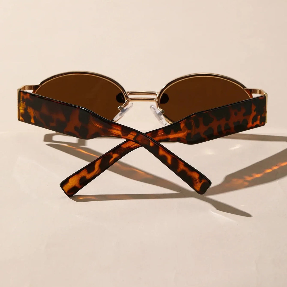 Gema - Gafas de Sol Ovaladas con Puente Dorado
