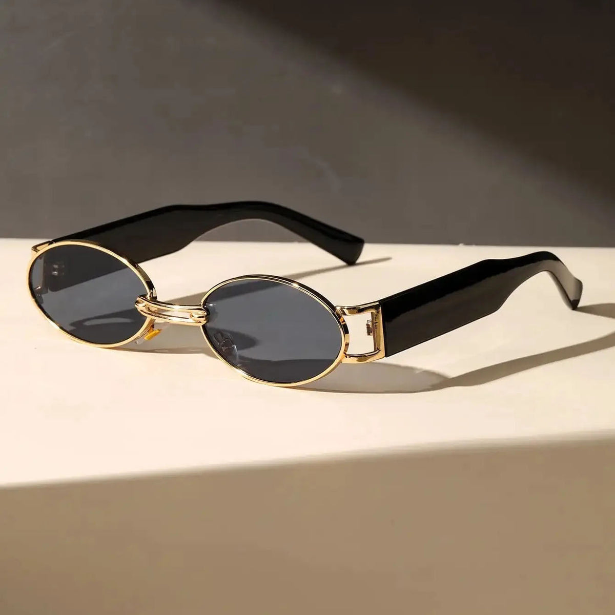 Gema - Gafas de Sol Ovaladas con Puente Dorado