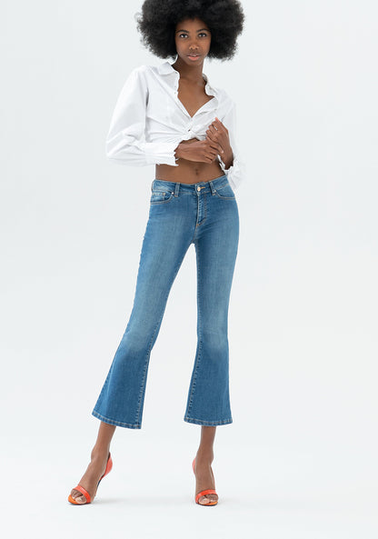 Lucía - Vaqueros Flare Cropped Bella en Denim Stretch