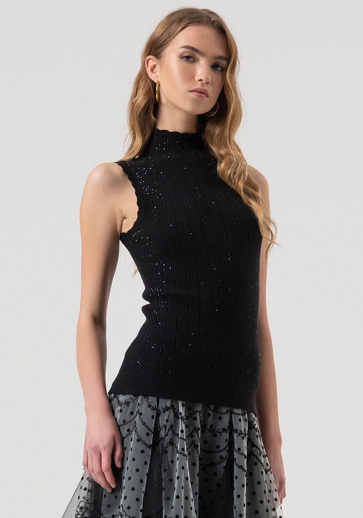 Abril - Top sin Mangas de Punto Canalé con Strass y Cuello Alto