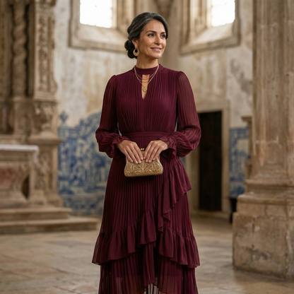 Mariana - Vestido Plisado con Mangas Fluidas y Volantes Asimétricos