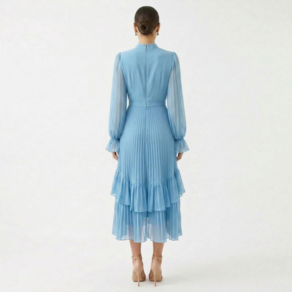 Mariana - Vestido Plisado con Mangas Fluidas y Volantes Asimétricos