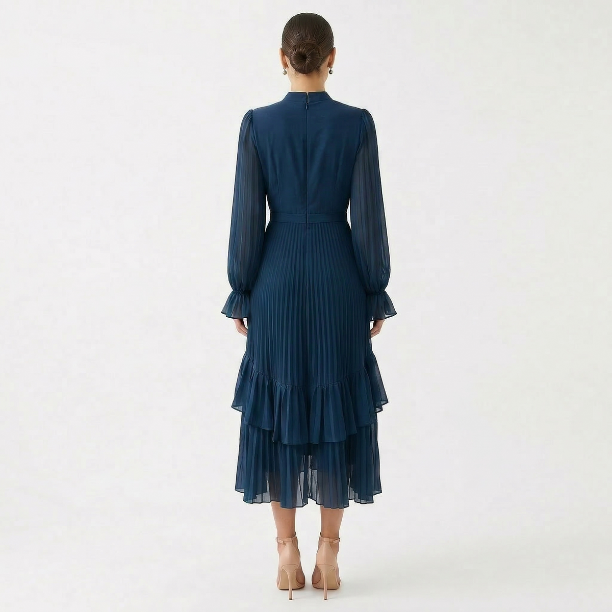 Mariana - Vestido Plisado con Mangas Fluidas y Volantes Asimétricos