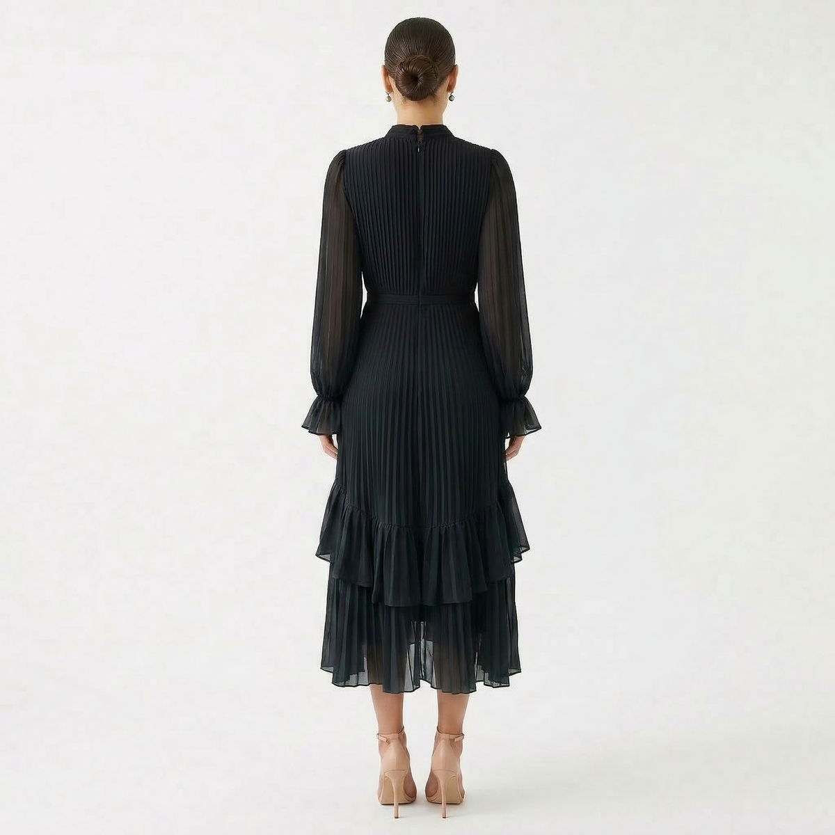 Mariana - Vestido Plisado con Mangas Fluidas y Volantes Asimétricos