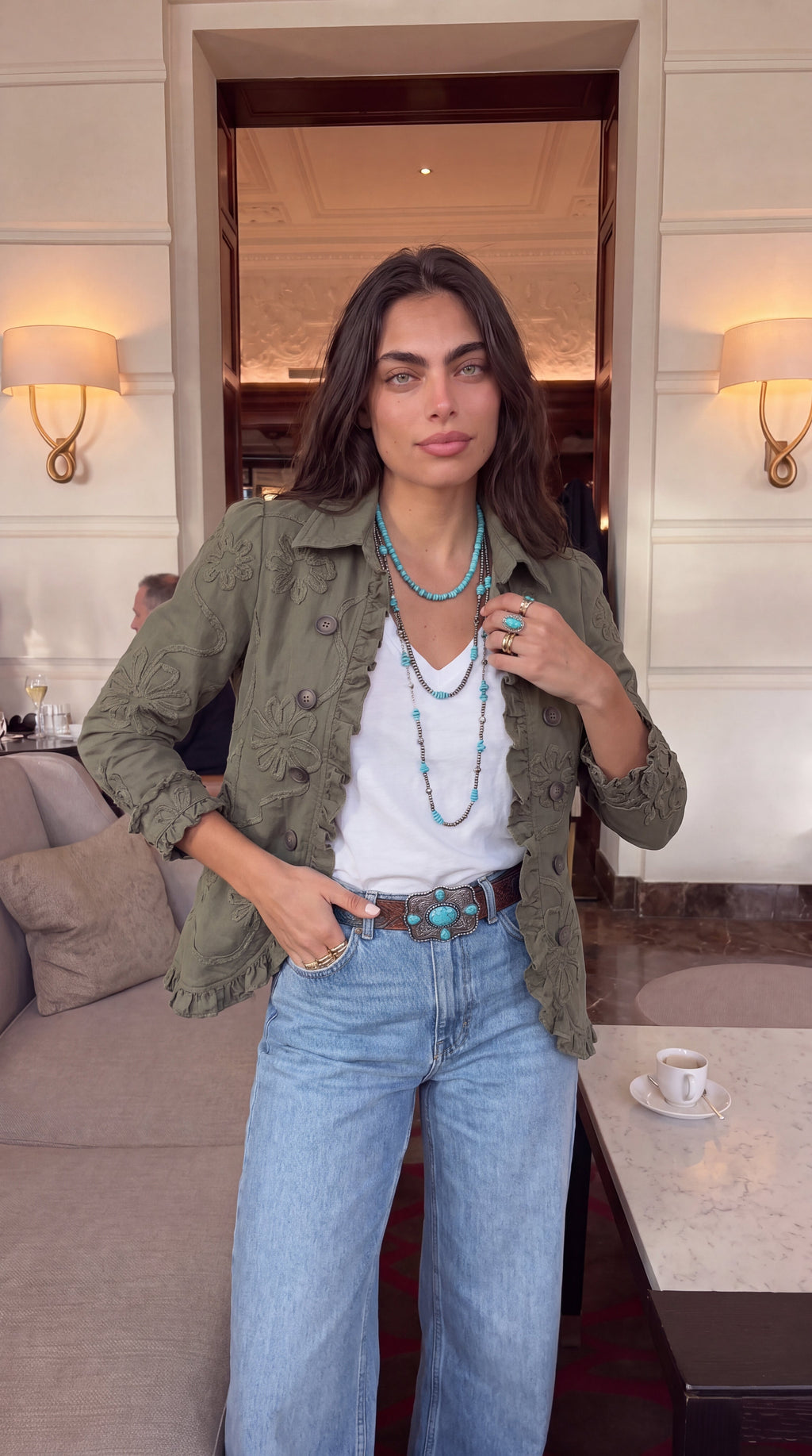 Azucena - Modelo con chaqueta bordada y vaqueros