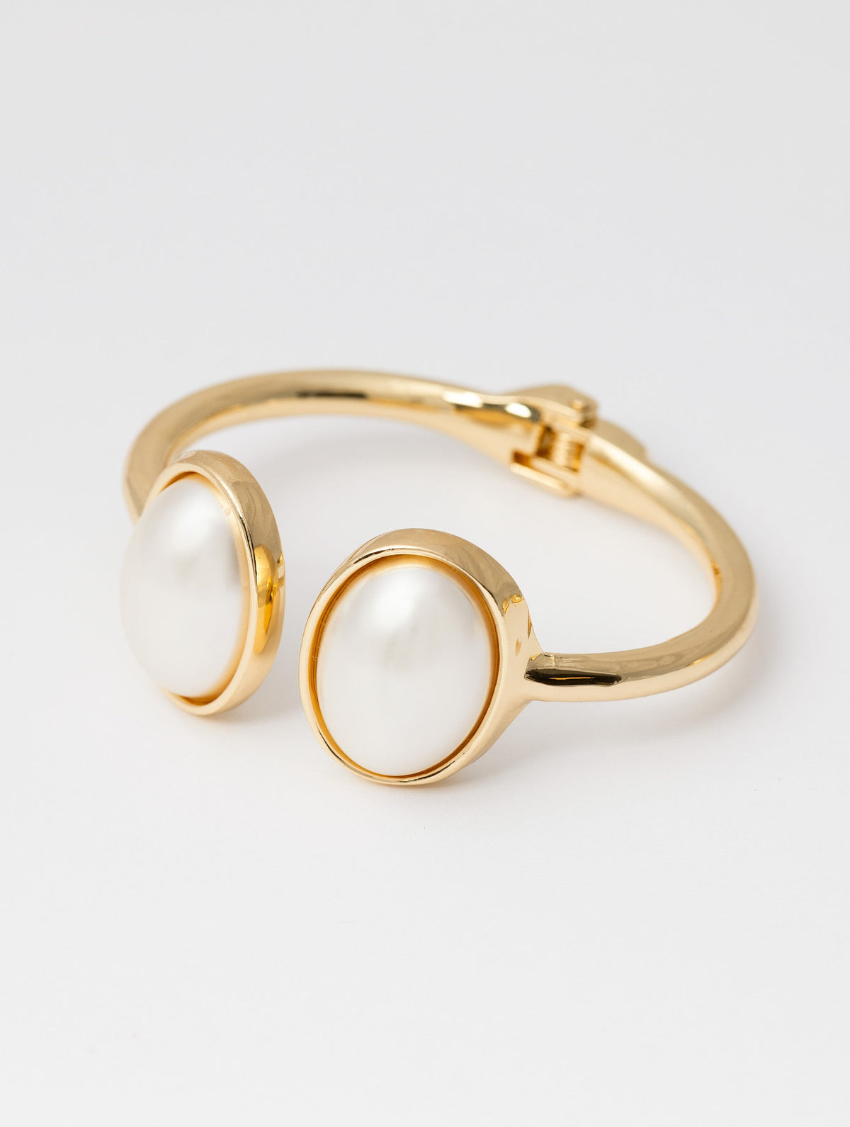 PULSERA CAILYN EN COLOR DORADO CON PERLAS