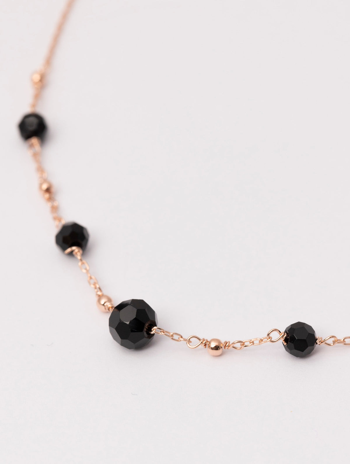 COLLAR ABBEY EN ORO ROSA Y PIEDRAS NEGRAS