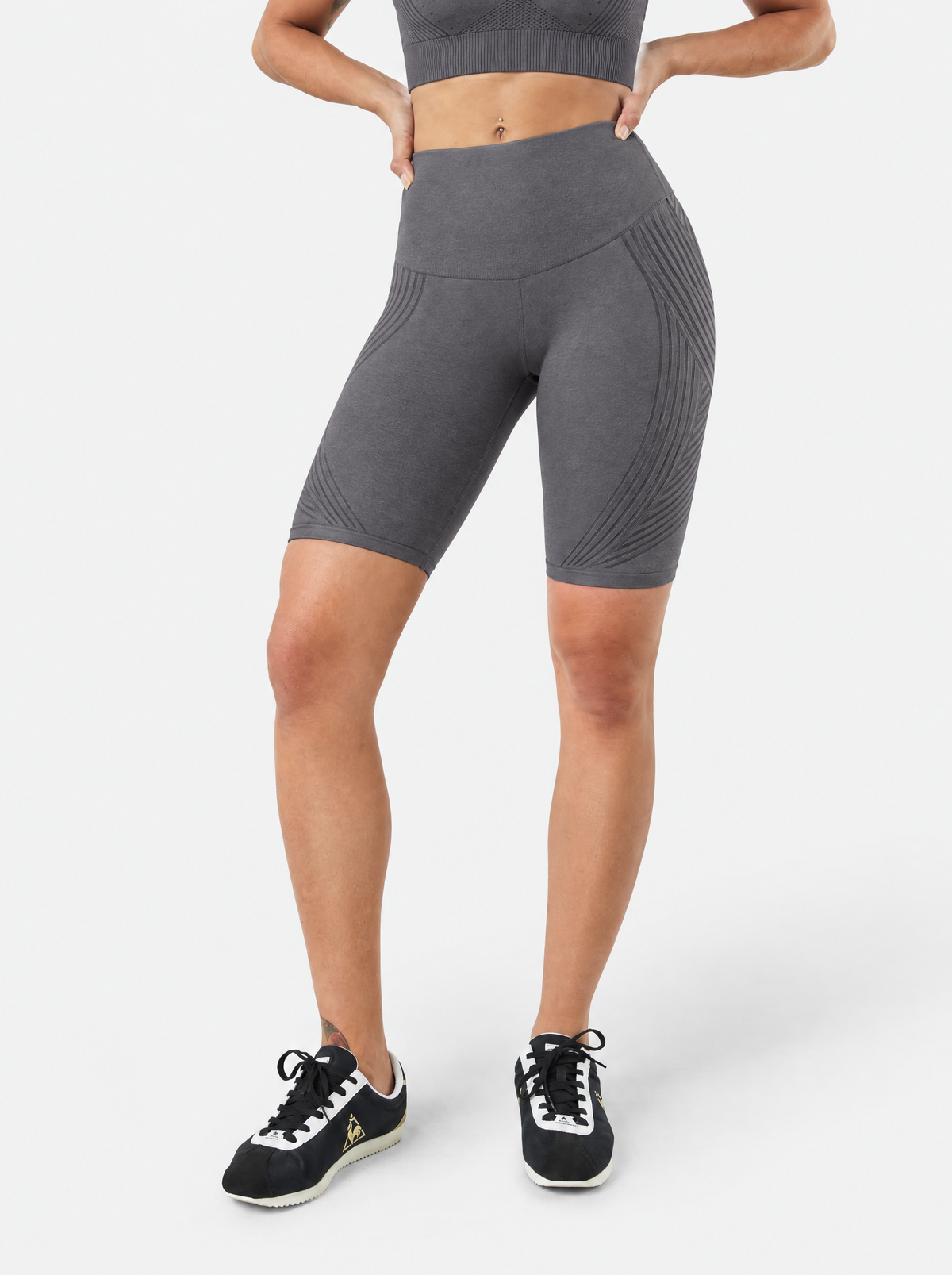 Conjunto deportivo de top y pantalón corto de cintura alta