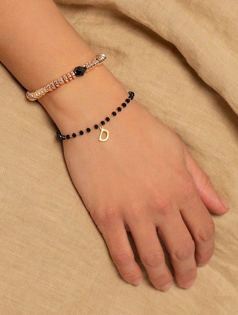 PULSERA ELLY DE LETRA PERSONALIZADA EN NEGRO Y ORO AMARILLO