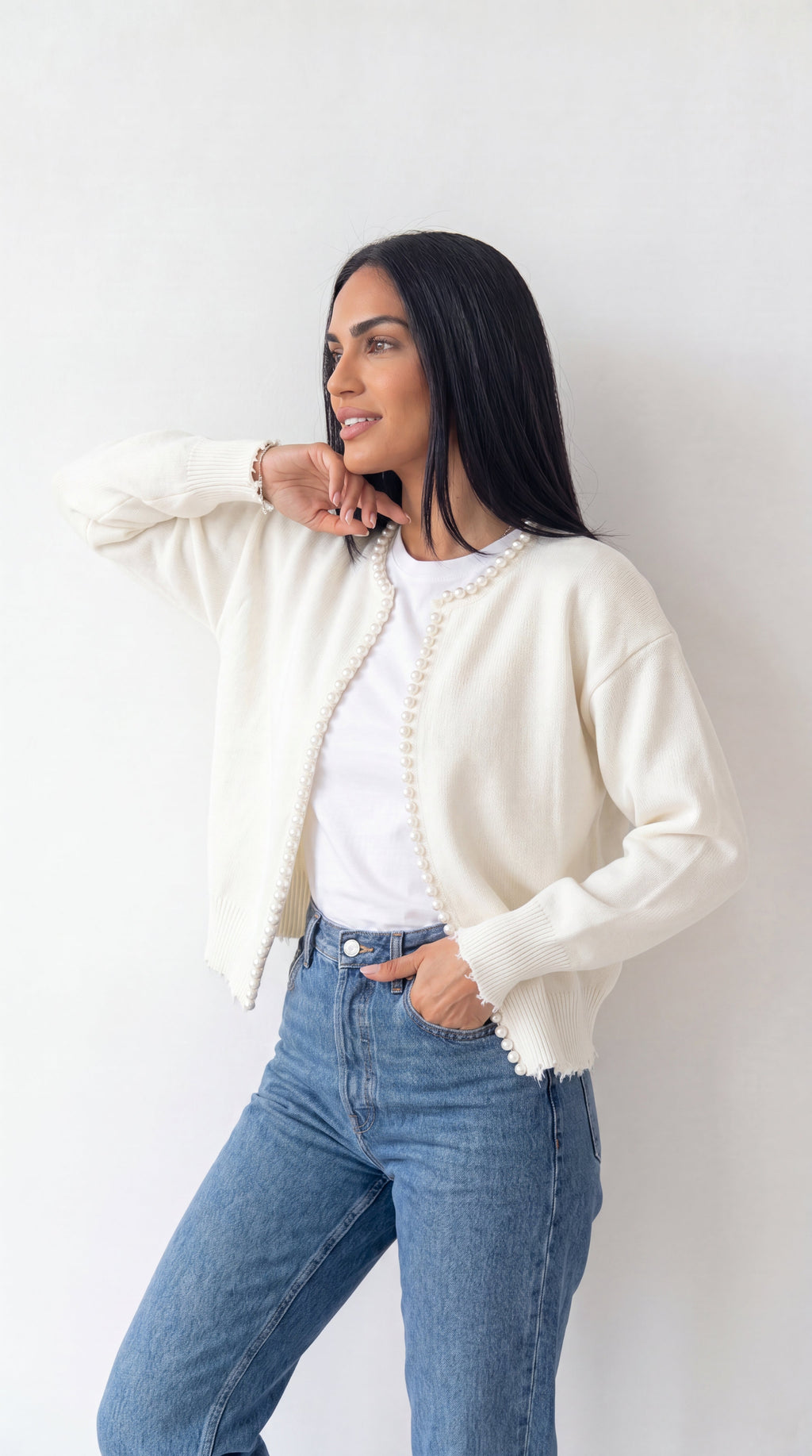 Arabia - Modelo con chaqueta cárdigan de perlas